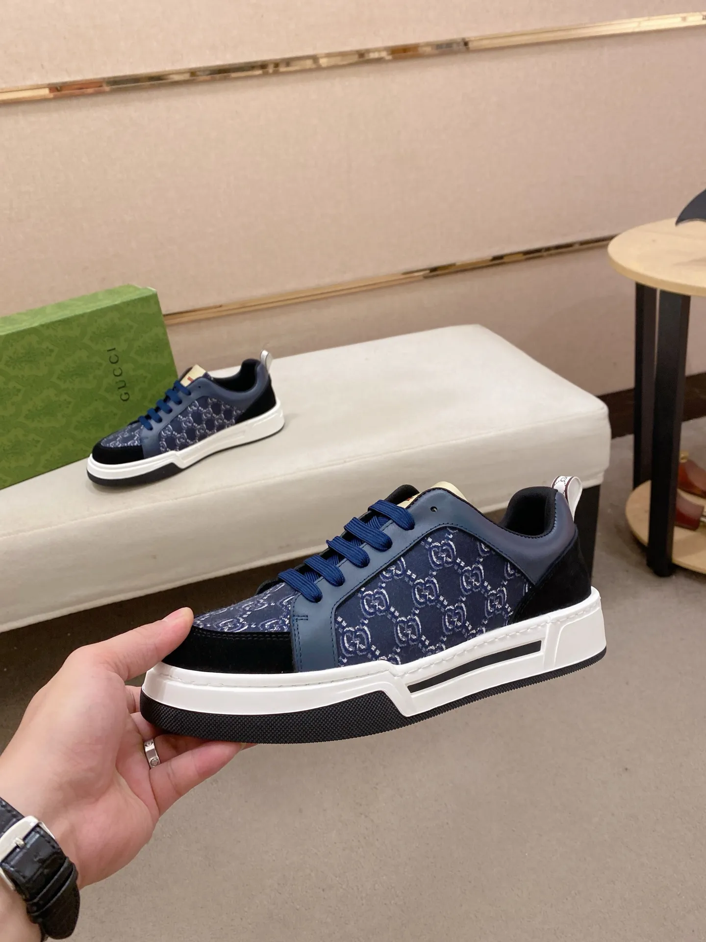 Men's shoes 💰 420 💰 High-quality new GUCCI counters are launched simultaneously. The new men's shoes, 😘fabrics are selected from imported cowhide, and the lining is sheepskin lining. 👍🏿 High-end ☄️ air-cushion molded anti-slip rubber outsole, exquisite lines, simple and elegant, comfortable and high-end for leisure travel. Code number: 38 to 44 (45 can be customized and cannot be returned or exchanged)